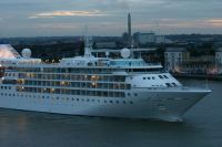 Cruise Ship and Knowle House 002.jpg - 2007:09:19 19:07:29