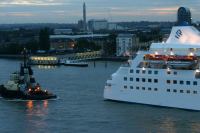 Cruise Ship and Knowle House 005.jpg - 2007:09:19 19:08:06